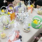 08.04.2022. Kielce. Galeria Korona. Kiermasz kieleckiego "Plastyka" z którego dochód pomoże mieszkańcom Ukrainy / Wiktor Taszłow / Radio Kielce