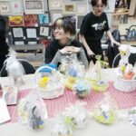 08.04.2022. Kielce. Galeria Korona. Kiermasz kieleckiego "Plastyka" z którego dochód pomoże mieszkańcom Ukrainy / Wiktor Taszłow / Radio Kielce