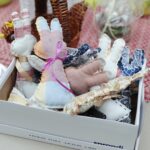 08.04.2022. Kielce. Galeria Korona. Kiermasz kieleckiego "Plastyka" z którego dochód pomoże mieszkańcom Ukrainy / Wiktor Taszłow / Radio Kielce