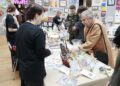 08.04.2022. Kielce. Galeria Korona. Kiermasz kieleckiego "Plastyka" z którego dochód pomoże mieszkańcom Ukrainy / Wiktor Taszłow / Radio Kielce