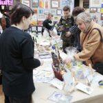 08.04.2022. Kielce. Galeria Korona. Kiermasz kieleckiego "Plastyka" z którego dochód pomoże mieszkańcom Ukrainy / Wiktor Taszłow / Radio Kielce