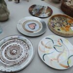 08.04.2022. Kielce. Galeria Korona. Kiermasz kieleckiego "Plastyka" z którego dochód pomoże mieszkańcom Ukrainy / Wiktor Taszłow / Radio Kielce