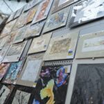 08.04.2022. Kielce. Galeria Korona. Kiermasz kieleckiego "Plastyka" z którego dochód pomoże mieszkańcom Ukrainy / Wiktor Taszłow / Radio Kielce