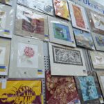 08.04.2022. Kielce. Galeria Korona. Kiermasz kieleckiego "Plastyka" z którego dochód pomoże mieszkańcom Ukrainy / Wiktor Taszłow / Radio Kielce