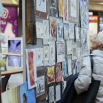 08.04.2022. Kielce. Galeria Korona. Kiermasz kieleckiego "Plastyka" z którego dochód pomoże mieszkańcom Ukrainy / Wiktor Taszłow / Radio Kielce