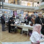 08.04.2022. Kielce. Galeria Korona. Kiermasz kieleckiego "Plastyka" z którego dochód pomoże mieszkańcom Ukrainy / Wiktor Taszłow / Radio Kielce