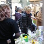 08.04.2022. Kielce. Galeria Korona. Kiermasz kieleckiego "Plastyka" z którego dochód pomoże mieszkańcom Ukrainy / Wiktor Taszłow / Radio Kielce