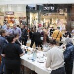 08.04.2022. Kielce. Galeria Korona. Kiermasz kieleckiego "Plastyka" z którego dochód pomoże mieszkańcom Ukrainy / Wiktor Taszłow / Radio Kielce