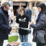 08.04.2022. Kielce. Galeria Korona. Kiermasz kieleckiego "Plastyka" z którego dochód pomoże mieszkańcom Ukrainy / Wiktor Taszłow / Radio Kielce