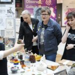 08.04.2022. Kielce. Galeria Korona. Kiermasz kieleckiego "Plastyka" z którego dochód pomoże mieszkańcom Ukrainy / Wiktor Taszłow / Radio Kielce