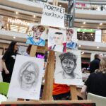 08.04.2022. Kielce. Galeria Korona. Kiermasz kieleckiego "Plastyka" z którego dochód pomoże mieszkańcom Ukrainy / Wiktor Taszłow / Radio Kielce