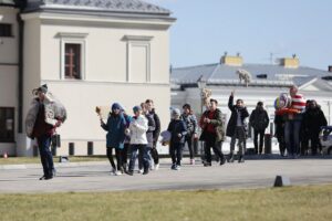 12.04.2022. Kielce. Świąteczny happening Teatru Lalki i Aktora "Kubuś" / Wiktor Taszłow / Radio Kielce