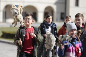 12.04.2022. Kielce. Świąteczny happening Teatru Lalki i Aktora "Kubuś" / Wiktor Taszłow / Radio Kielce