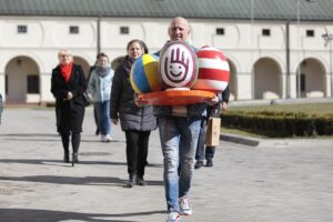 12.04.2022. Kielce. Świąteczny happening Teatru Lalki i Aktora "Kubuś" / Wiktor Taszłow / Radio Kielce