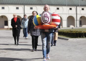 12.04.2022. Kielce. Świąteczny happening Teatru Lalki i Aktora "Kubuś" / Wiktor Taszłow / Radio Kielce