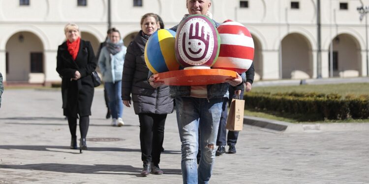 12.04.2022. Kielce. Świąteczny happening Teatru Lalki i Aktora "Kubuś" / Wiktor Taszłow / Radio Kielce