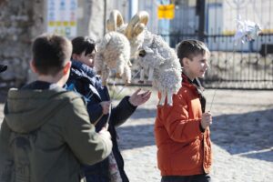 12.04.2022. Kielce. Świąteczny happening Teatru Lalki i Aktora "Kubuś" / Wiktor Taszłow / Radio Kielce