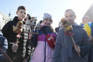 12.04.2022. Kielce. Świąteczny happening Teatru Lalki i Aktora "Kubuś" / Wiktor Taszłow / Radio Kielce