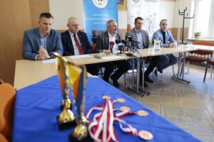 12.04.2022. Kielce. Konferencja na temat akcji "Piłka ręczna w szkole". Na zdjęciu (od lewej): Radosław Wasiak – dyrektor Szkoły Mistrzostwa Sportowego ZPRP, Stanisław Hojda - prezes Świętokrzyskiego Związku Piłki Ręcznej, Jacek Wołowiec - dyrektor ŚCDN, Sławomir Szmal - dyrektor sportowy Szkoły Mistrzostwa Sportowego ZPRP, Piotr Kisiel - radny Rady Miasta Kielce / Wiktor Taszłow / Radio Kielce