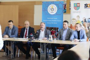 12.04.2022. Kielce. Konferencja na temat akcji "Piłka ręczna w szkole". Na zdjęciu (od lewej): Radosław Wasiak – dyrektor Szkoły Mistrzostwa Sportowego ZPRP, Stanisław Hojda - prezes Świętokrzyskiego Związku Piłki Ręcznej, Jacek Wołowiec - dyrektor ŚCDN, Sławomir Szmal - dyrektor sportowy Szkoły Mistrzostwa Sportowego ZPRP, Piotr Kisiel - radny Rady Miasta Kielce / Wiktor Taszłow / Radio Kielce