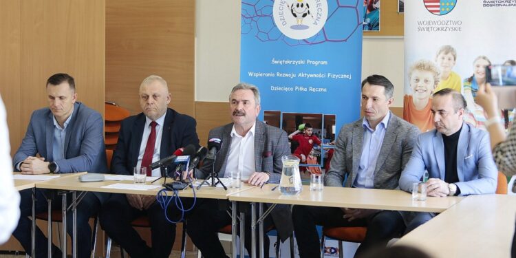 12.04.2022. Kielce. Konferencja na temat akcji "Piłka ręczna w szkole". Na zdjęciu (od lewej): Radosław Wasiak – dyrektor Szkoły Mistrzostwa Sportowego ZPRP, Stanisław Hojda - prezes Świętokrzyskiego Związku Piłki Ręcznej, Jacek Wołowiec - dyrektor ŚCDN, Sławomir Szmal - dyrektor sportowy Szkoły Mistrzostwa Sportowego ZPRP, Piotr Kisiel - radny Rady Miasta Kielce / Wiktor Taszłow / Radio Kielce