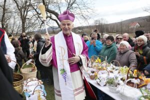 16.04.2022. Ciekoty. Poświęcenie pokarmów na Żeromszczyźnie. Na zdjęciu: bp Marian Florczyk / Wiktor Taszłow / Radio Kielce