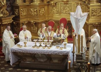 14.04.2022. Kielce. Msza Krzyżma w Bazylice Katedralnej. Na zdjęciu (w środku): bp Jan Piotrowski - ordynariusz diecezji kieleckiej / Wiktor Taszłow / Radio Kielce