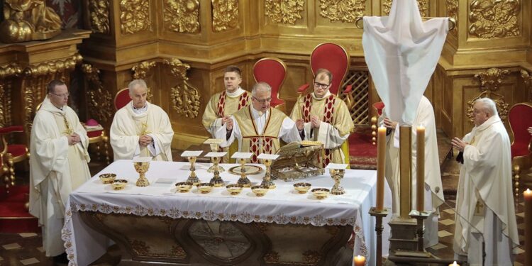 14.04.2022. Kielce. Msza Krzyżma w Bazylice Katedralnej. Na zdjęciu (w środku): bp Jan Piotrowski - ordynariusz diecezji kieleckiej / Wiktor Taszłow / Radio Kielce