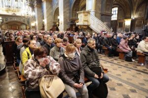 15.04.2022. Kielce. Liturgia Wielkopiątkowa / Wiktor Taszłow / Radio Kielce