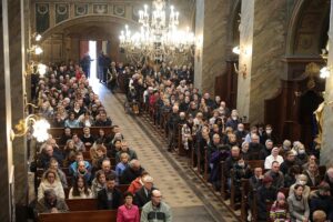 15.04.2022. Kielce. Liturgia Wielkopiątkowa / Wiktor Taszłow / Radio Kielce