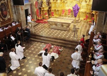 15.04.2022. Kielce. Liturgia Wielkopiątkowa / Wiktor Taszłow / Radio Kielce