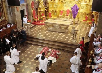 15.04.2022. Kielce. Liturgia Wielkopiątkowa / Wiktor Taszłow / Radio Kielce