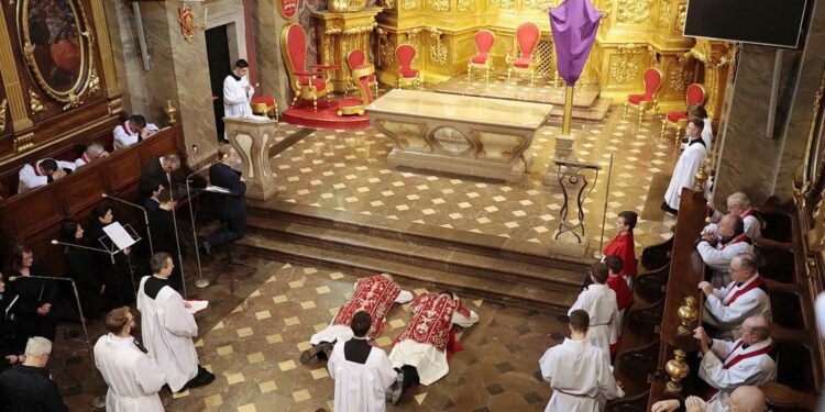 15.04.2022. Kielce. Liturgia Wielkopiątkowa / Wiktor Taszłow / Radio Kielce