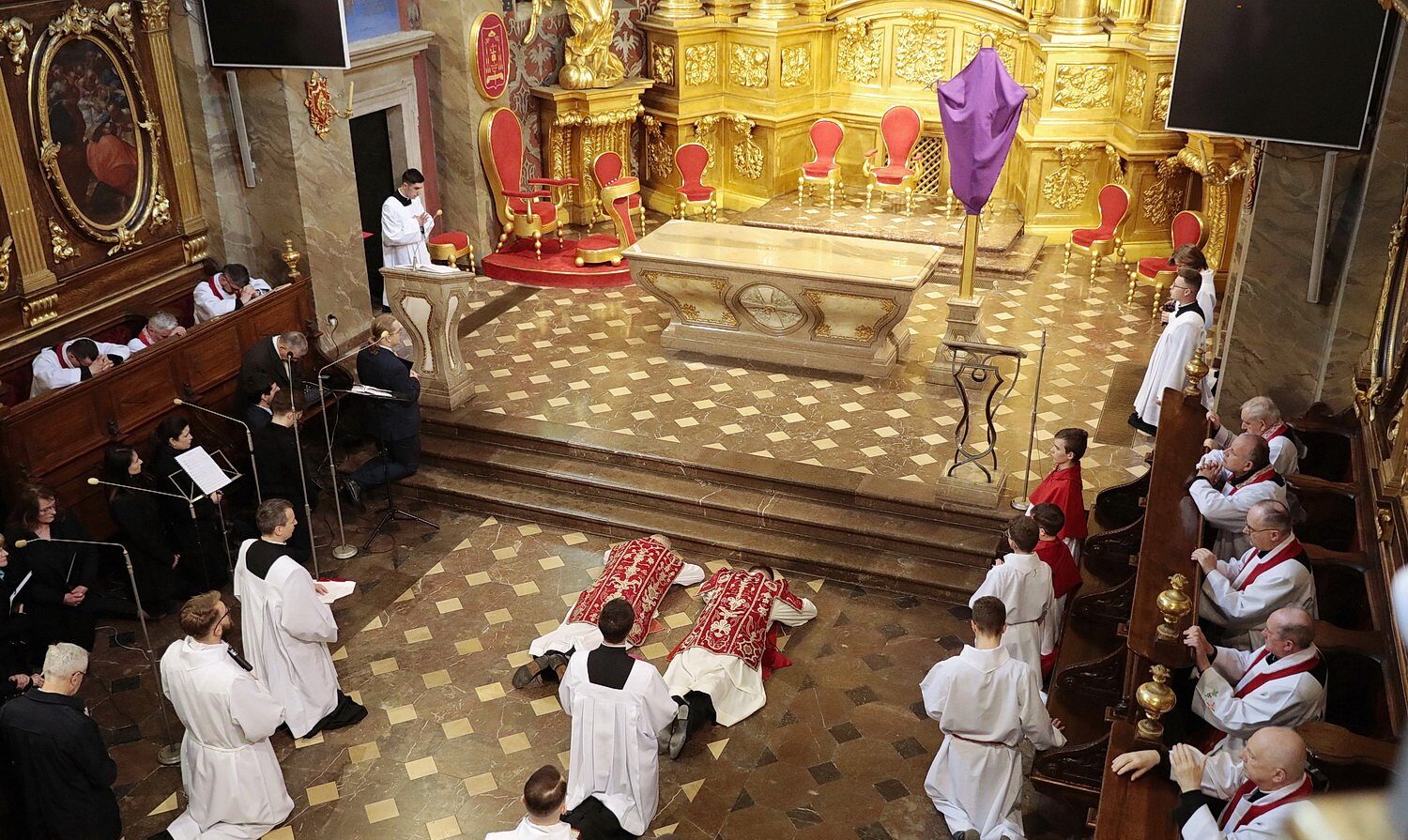 Dzień żałoby i postu. W centrum liturgii krzyż