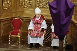 15.04.2022. Kielce. Liturgia Wielkopiątkowa. Na zdjęciu biskup Marian Florczyk / Wiktor Taszłow / Radio Kielce