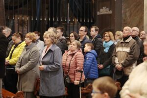 15.04.2022. Kielce. Liturgia Wielkopiątkowa / Wiktor Taszłow / Radio Kielce