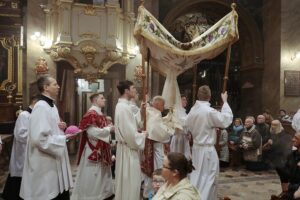 15.04.2022. Kielce. Liturgia Wielkopiątkowa / Wiktor Taszłow / Radio Kielce