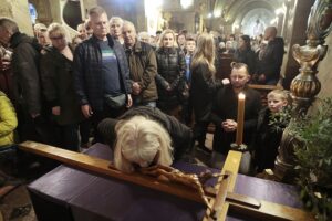 15.04.2022. Kielce. Liturgia Wielkopiątkowa / Wiktor Taszłow / Radio Kielce