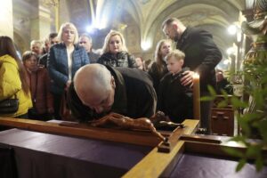 15.04.2022. Kielce. Liturgia Wielkopiątkowa / Wiktor Taszłow / Radio Kielce