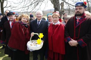 16.04.2022. Ciekoty. Poświęcenie pokarmów na Żeromszczyźnie. Na zdjęciu (w środku): Krzysztof Lipiec - prezes świętokrzyskich struktur PiS / Wiktor Taszłow / Radio Kielce