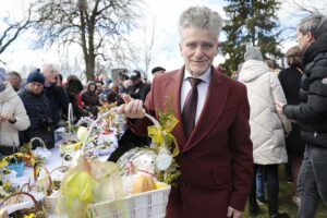 16.04.2022. Ciekoty. Poświęcenie pokarmów na Żeromszczyźnie. Na zdjęciu: Krzysztof Słoń - senator PiS / Wiktor Taszłow / Radio Kielce