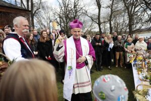 16.04.2022. Ciekoty. Poświęcenie pokarmów na Żeromszczyźnie. Na zdjęciu (w środku): bp Marian Florczyk / Wiktor Taszłow / Radio Kielce