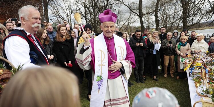 16.04.2022. Ciekoty. Poświęcenie pokarmów na Żeromszczyźnie. Na zdjęciu (w środku): bp Marian Florczyk / Wiktor Taszłow / Radio Kielce