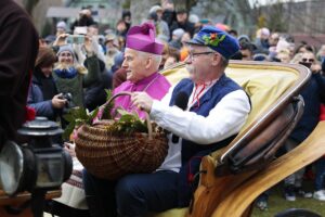 Ciekoty. Poświęcenie pokarmów na Żeromszczyźnie. Na zdjęciu (od lewej): bp Marian Florczyk i Tomasz Lato - wójt gminy Masłów / Fot. Wiktor Taszłow - Radio Kielce