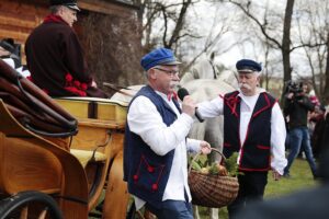 16.04.2022. Ciekoty. Poświęcenie pokarmów na Żeromszczyźnie. Na zdjęciu (w środku): Tomasz Lato - wójt gminy Masłów / Wiktor Taszłow / Radio Kielce