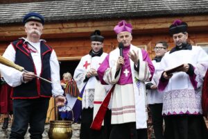 16.04.2022. Ciekoty. Poświęcenie pokarmów na Żeromszczyźnie. Na zdjęciu (w środku): bp Marian Florczyk / Wiktor Taszłow / Radio Kielce