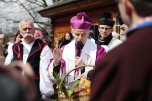 16.04.2022. Ciekoty. Poświęcenie pokarmów na Żeromszczyźnie. Na zdjęciu (w środku): bp Marian Florczyk / Wiktor Taszłow / Radio Kielce