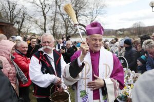 16.04.2022. Ciekoty. Poświęcenie pokarmów na Żeromszczyźnie. Na zdjęciu: bp Marian Florczyk / Wiktor Taszłow / Radio Kielce