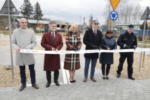 19.04.2022. Zagnańsk. Otwarcie miasteczka ruchu drogowego. Na zdjęciu (od lewej): Robert Hanulak - radny gminy Zagnańsk, Krzysztof Słoń - senator, Renata Janik - wicemarszałek województwa świętokrzyskiego, Wojciech Ślefarski - wójt gminy Zagnańsk, Grażyna Wawszczak - radna gminy Zagnańsk, podkom. Marcin Kania - zastępca komendanta Komisariatu Policji I w Kielcach / Wiktor Taszłow / Radio Kielce