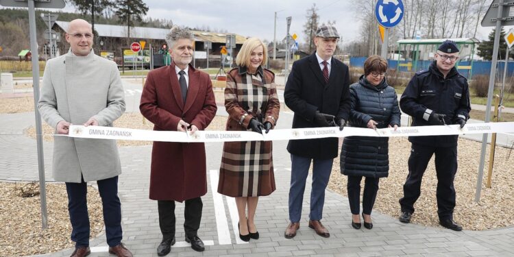 19.04.2022. Zagnańsk. Otwarcie miasteczka ruchu drogowego. Na zdjęciu (od lewej): Robert Hanulak - radny gminy Zagnańsk, Krzysztof Słoń - senator, Renata Janik - wicemarszałek województwa świętokrzyskiego, Wojciech Ślefarski - wójt gminy Zagnańsk, Grażyna Wawszczak - radna gminy Zagnańsk, podkom. Marcin Kania - zastępca komendanta Komisariatu Policji I w Kielcach / Wiktor Taszłow / Radio Kielce